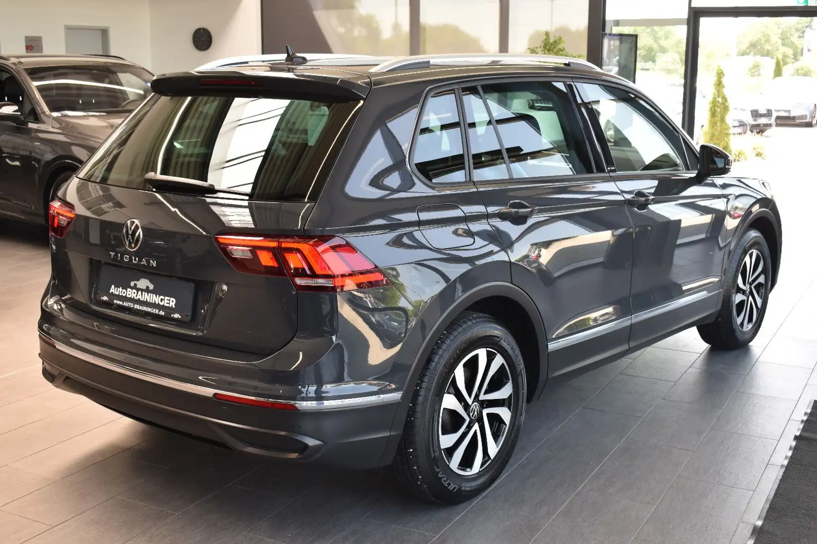 Volkswagen Tiguan 2.0TDI DSG Active LED~Navi3D~ACC~PDC~DAB Grau - 2