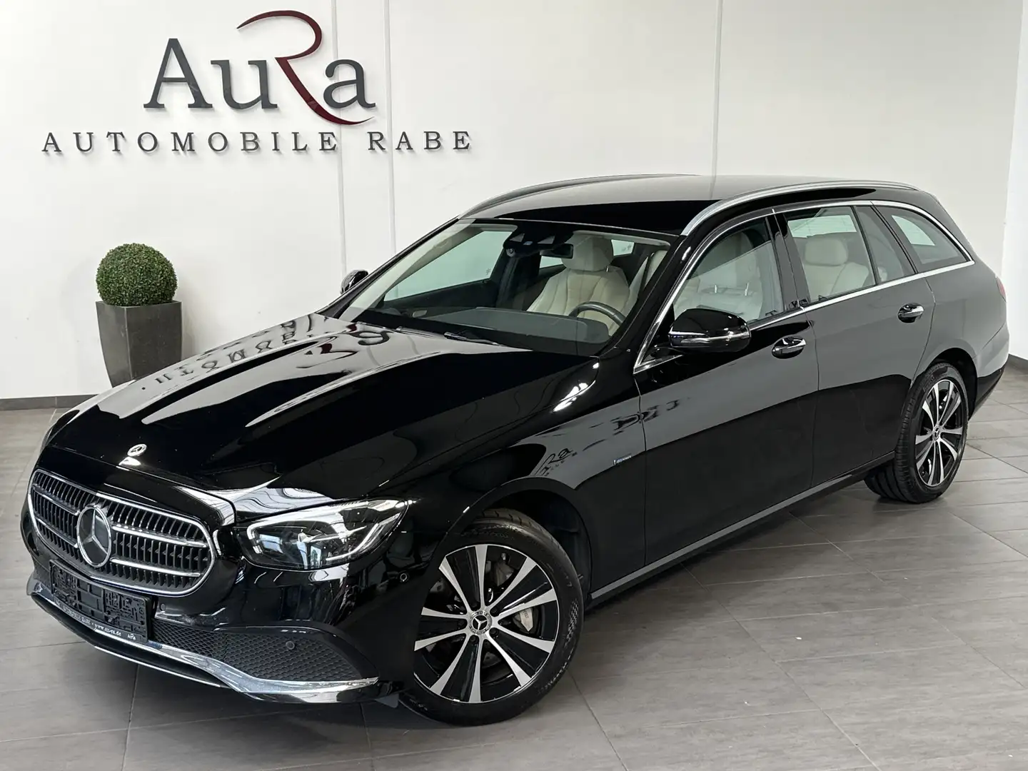 Mercedes-Benz E 300 T 4Matic Avantgarde NAV+LED+AHK+DISTRONIC Negru - 1