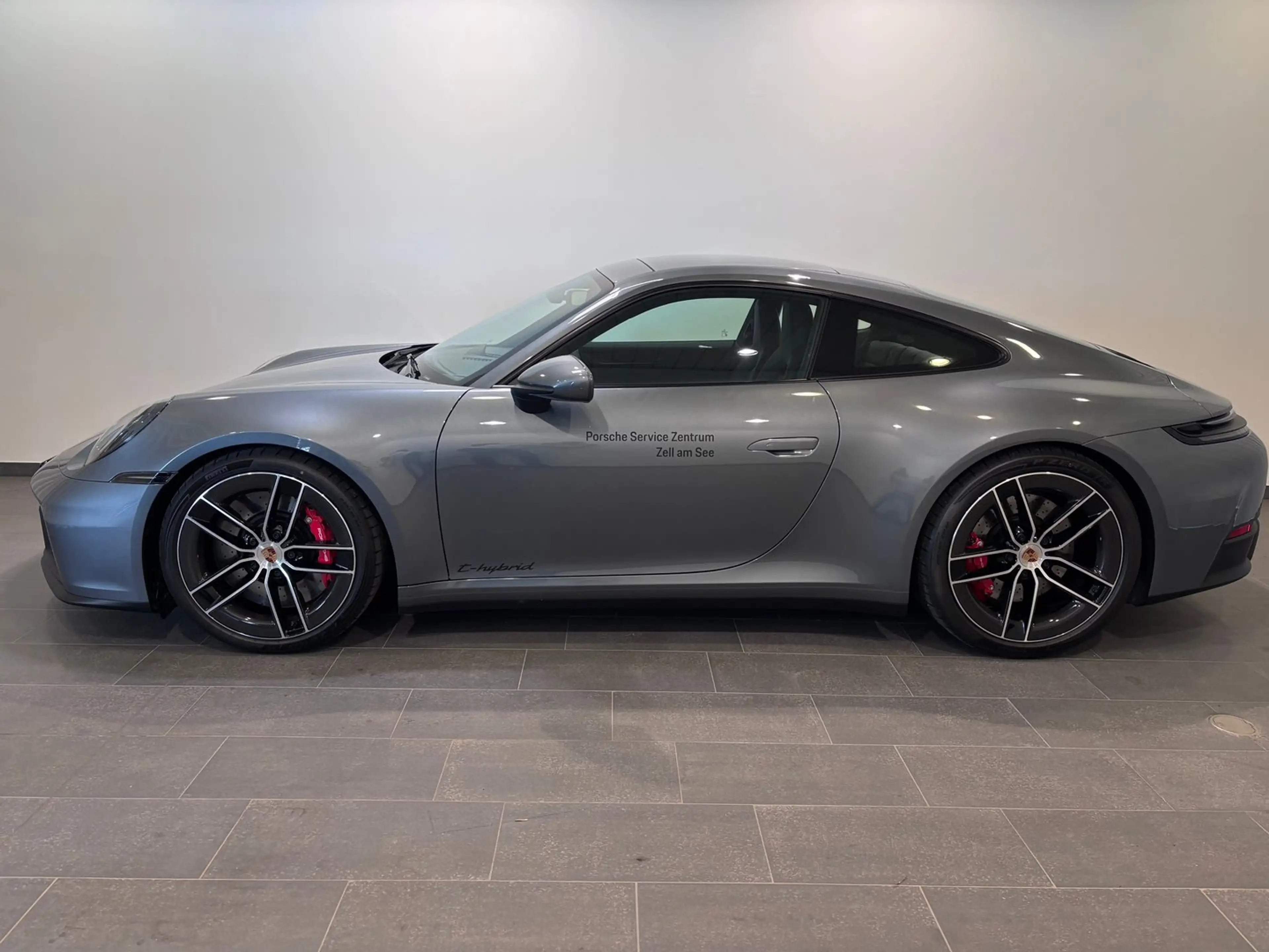 Porsche 911 Carrera 4 GTS — photo 4