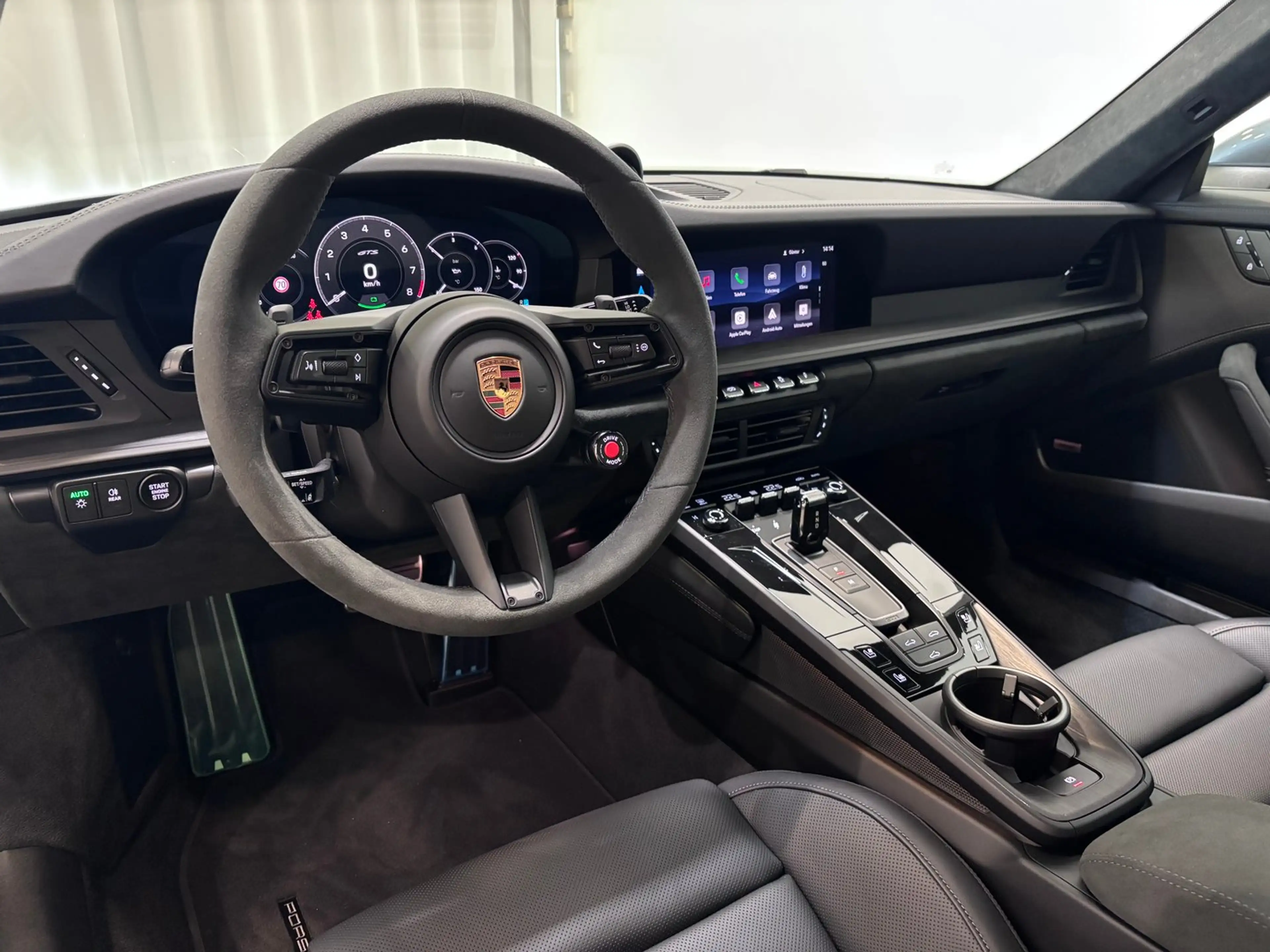 Porsche 911 Carrera 4 GTS — photo 10