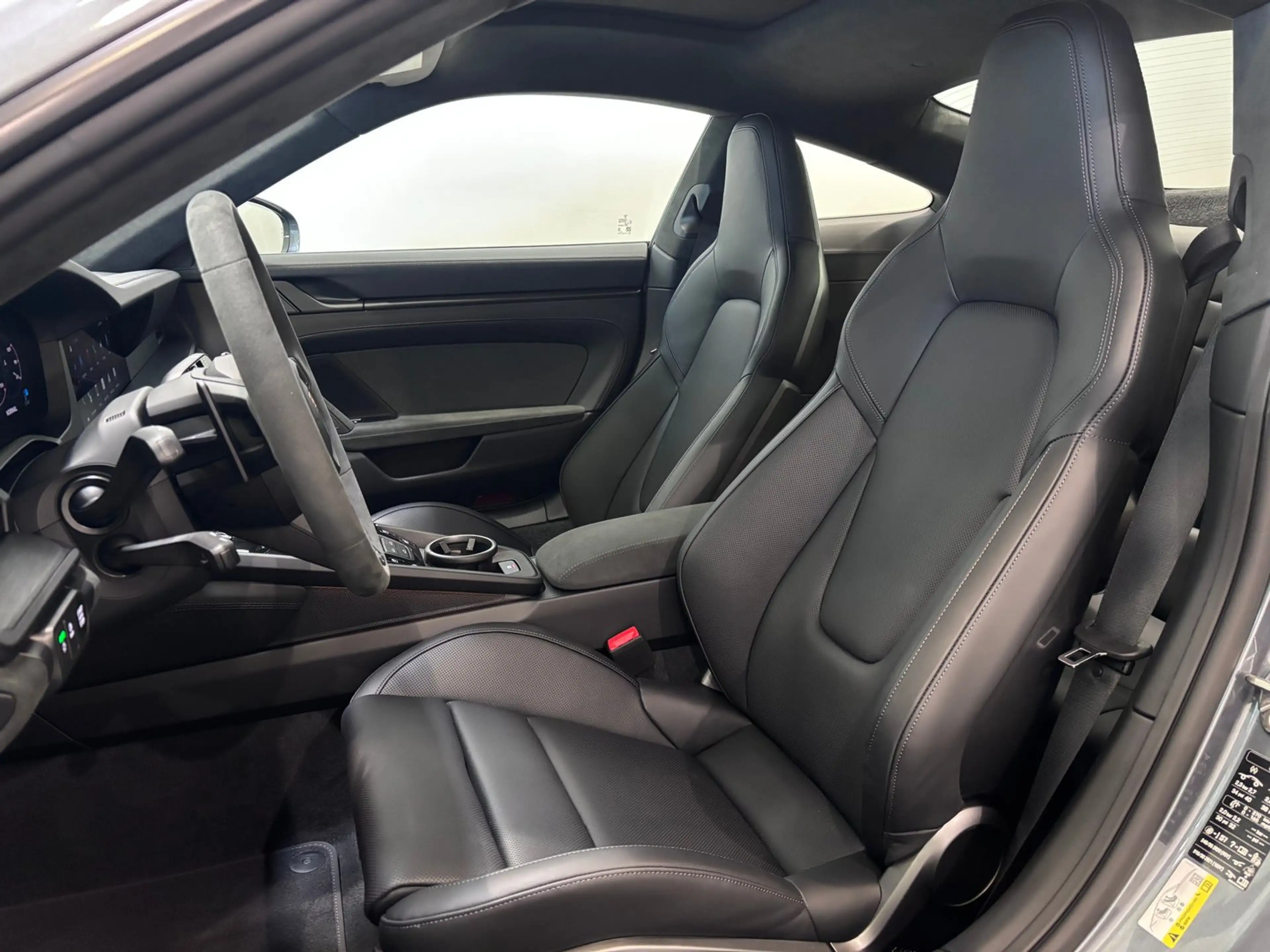 Porsche 911 Carrera 4 GTS — photo 11
