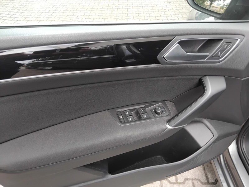 Volkswagen Touran DSG Highline 7Sitz LED AHK Navi Shz Rfk — photo 9