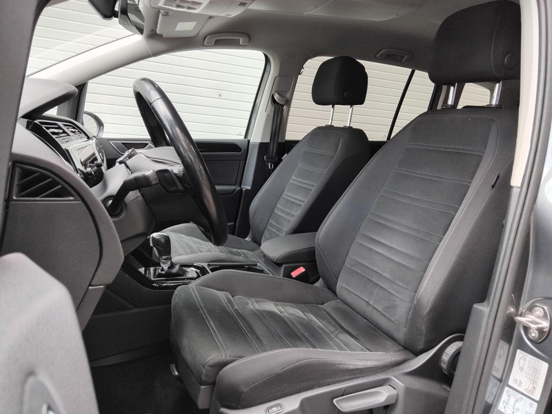 Volkswagen Touran DSG Highline 7Sitz LED AHK Navi Shz Rfk — photo 10