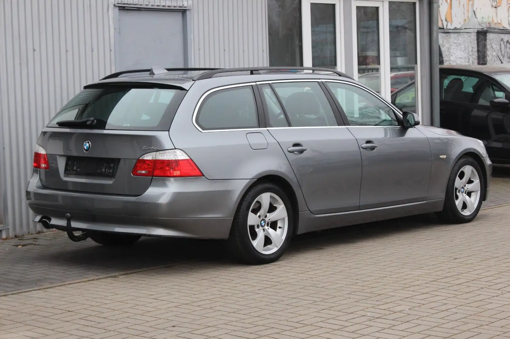 BMW 520 d Touring Automatik+Navi+Leder+Xenon+Panorama Grau - 2
