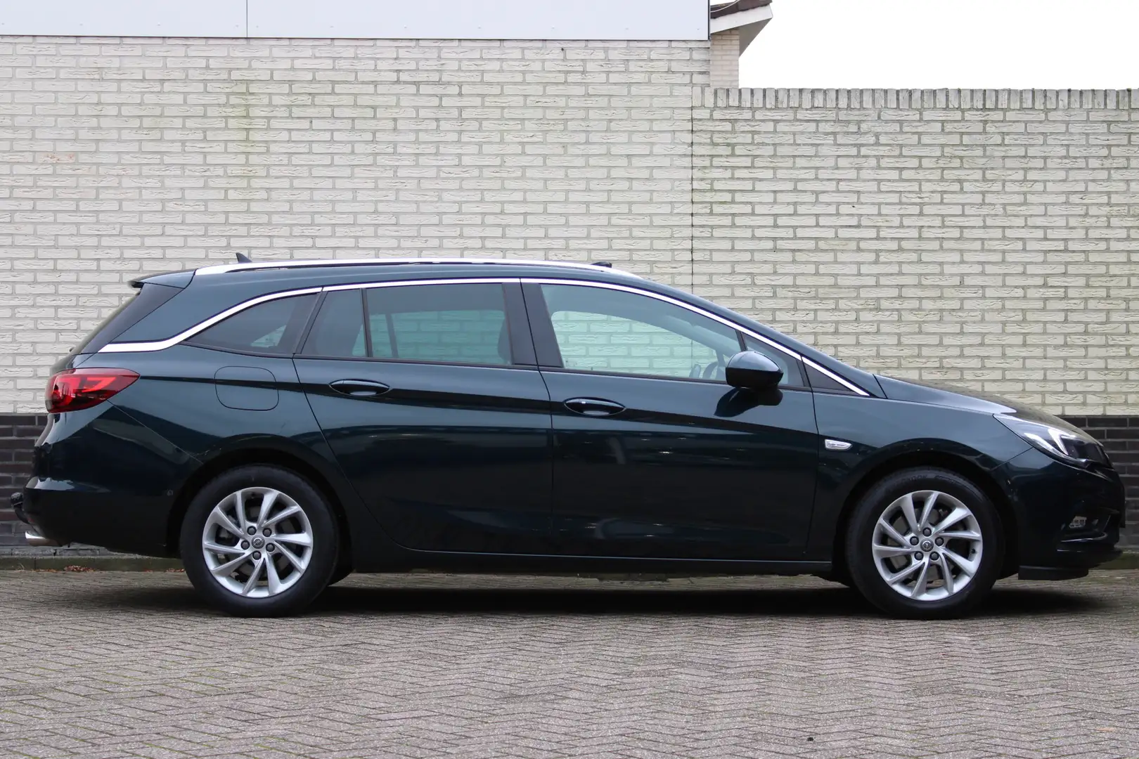 Opel Astra Sports Tourer 1.6 Turbo 200PK Business Executive | Groen - 2