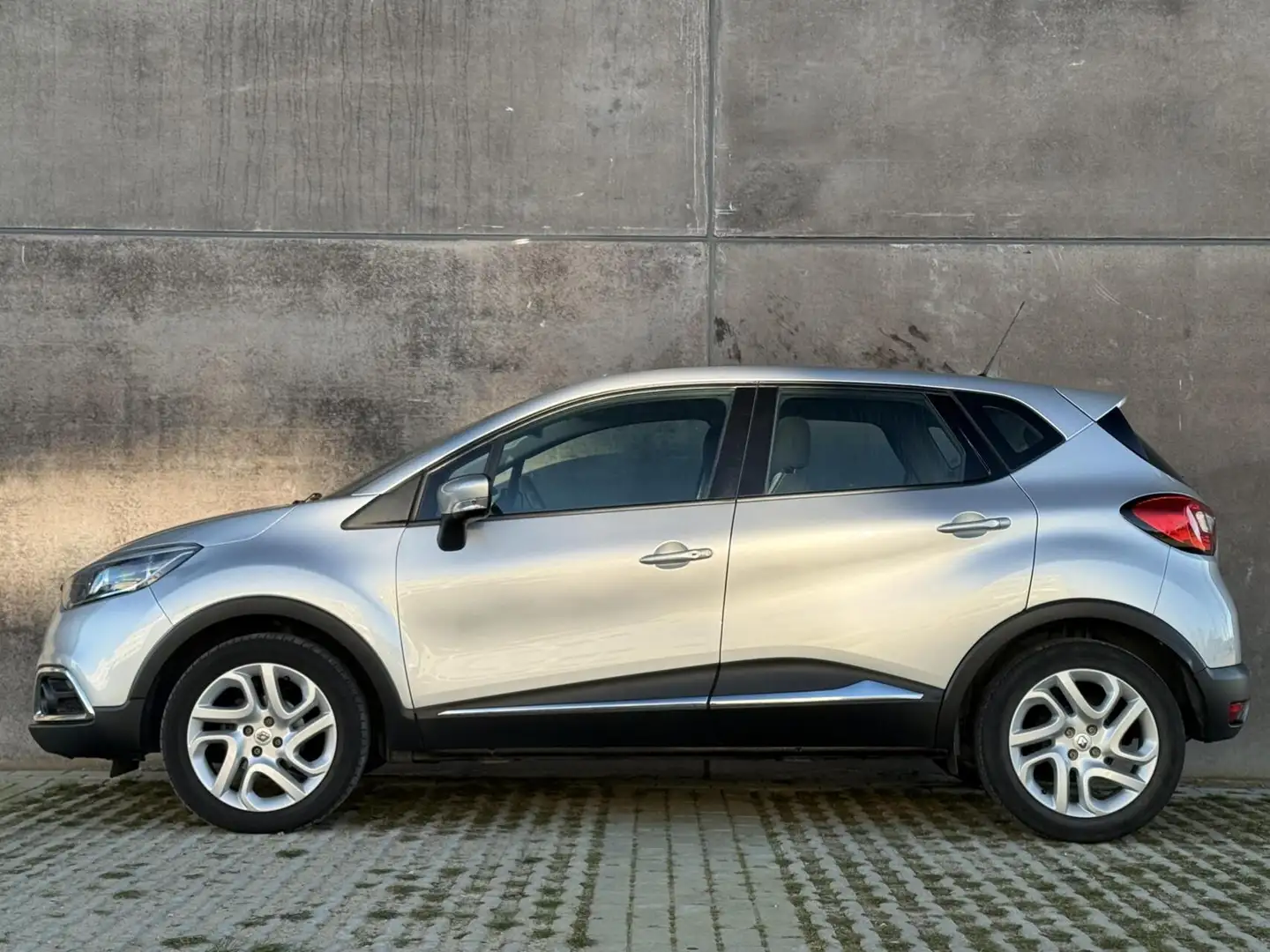 Renault Captur 0.9 TCe Dynamique Navigatie | Climate | Keyless! Grau - 2