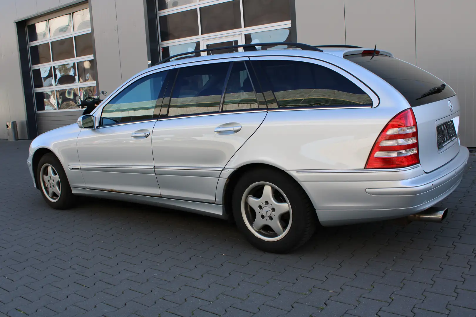 Mercedes-Benz C 200 T Kompressor Sport Edition Aut. AHK/PDC/GSD/SHZ Grau - 2