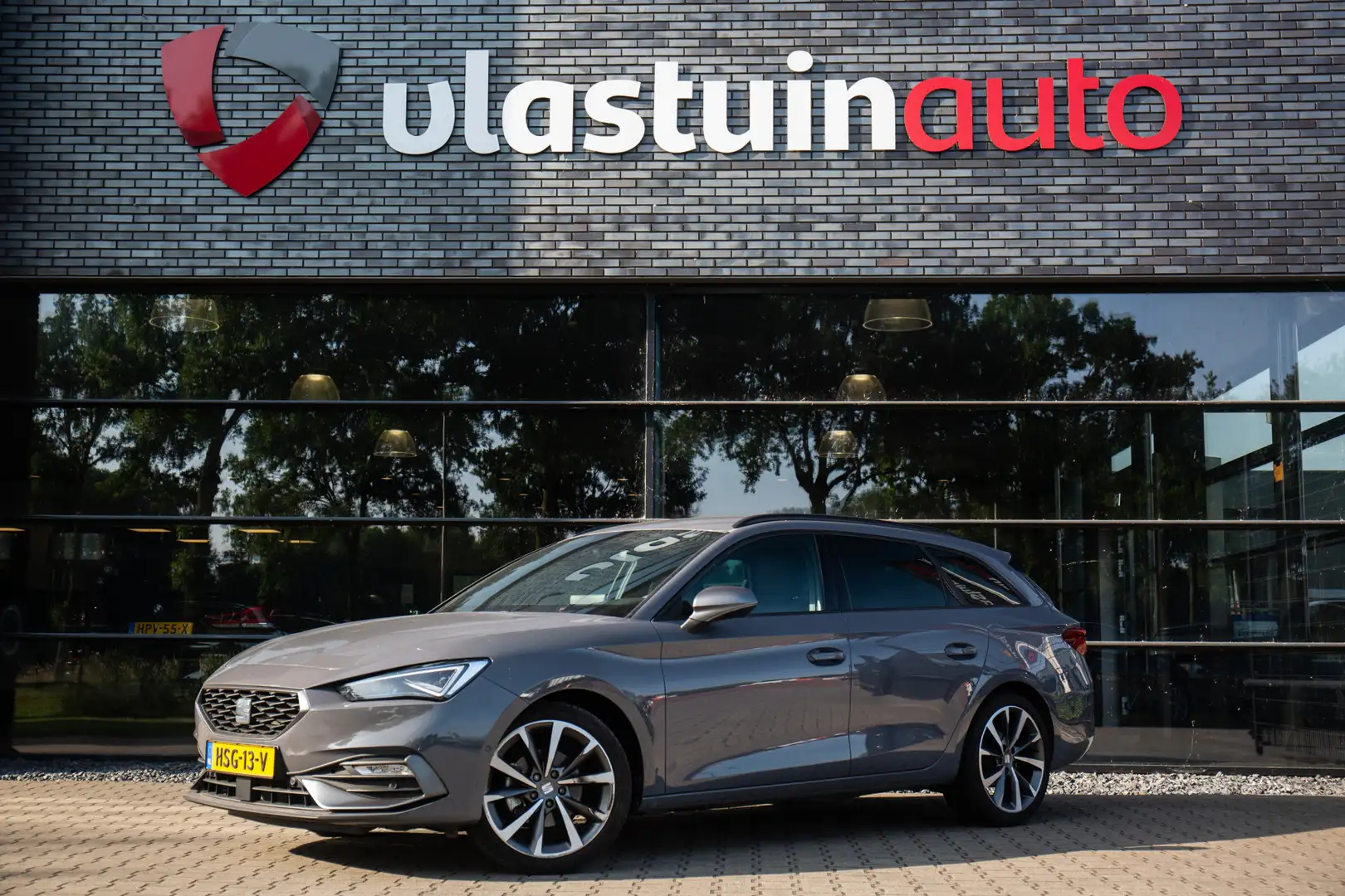 SEAT Leon Sportstourer 1.5 eTSI FR Business Intense , Adap. Grijs - 1