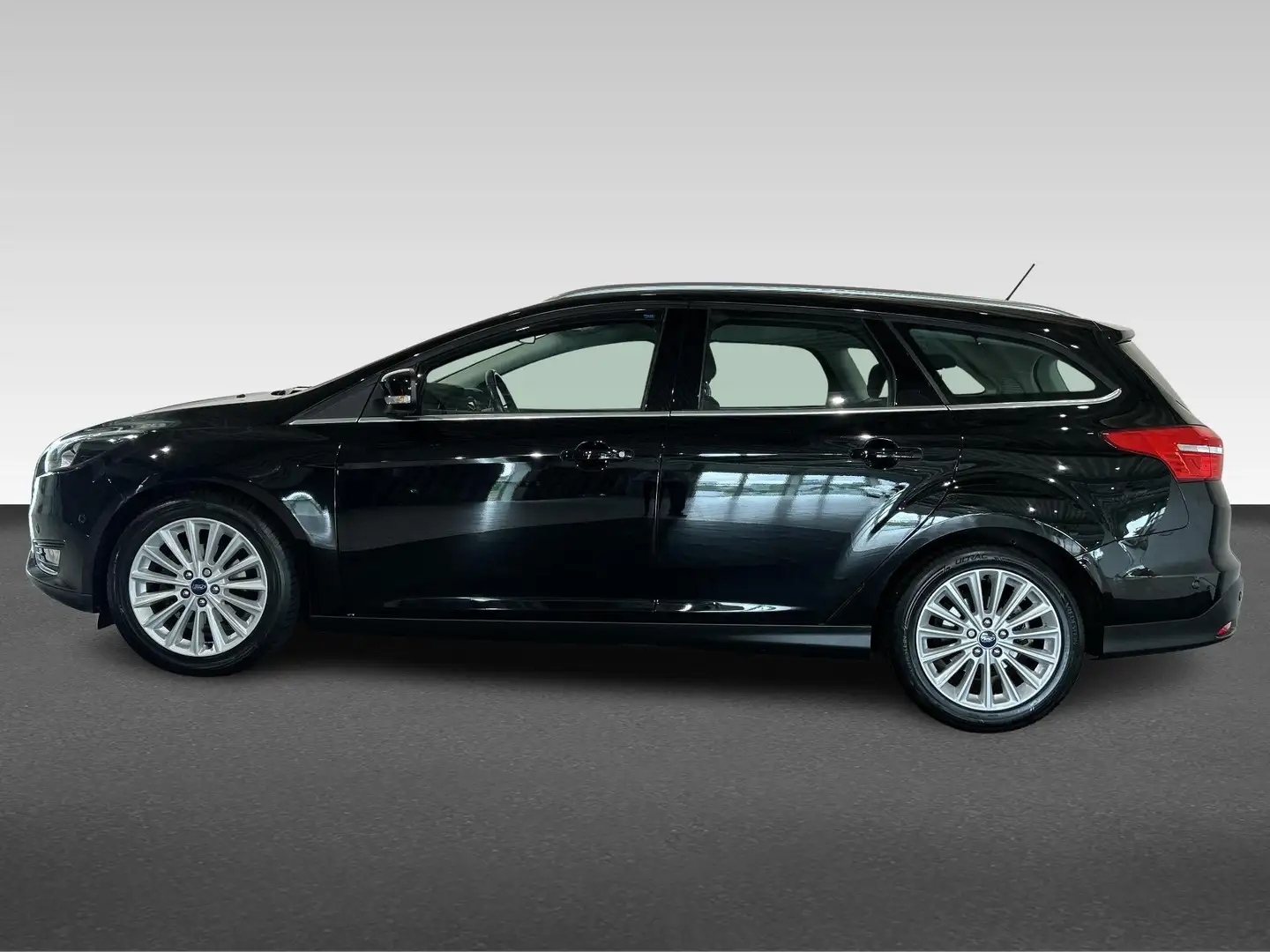 Ford Focus Wagon 1.0 EcoBoost 125pk Titanium Zwart - 2
