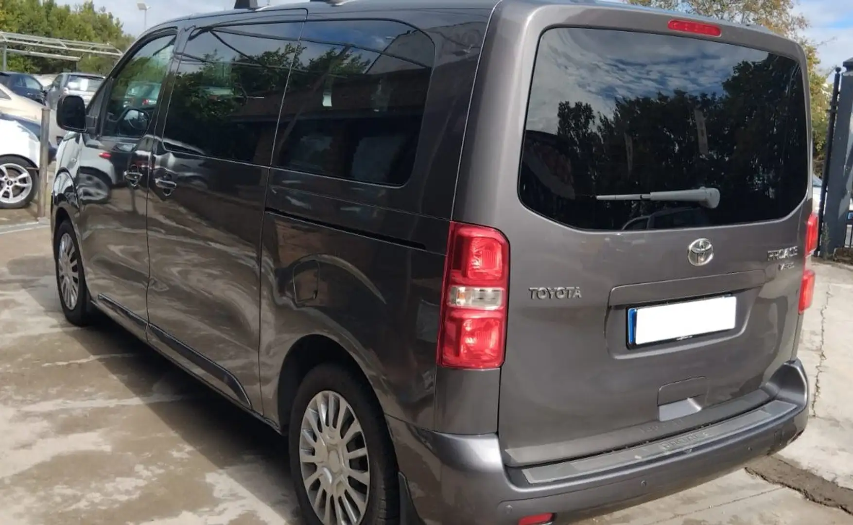 Toyota Proace Proace Verso 1.5d Lounge L1 9 posti *Promo SD Grijs - 2