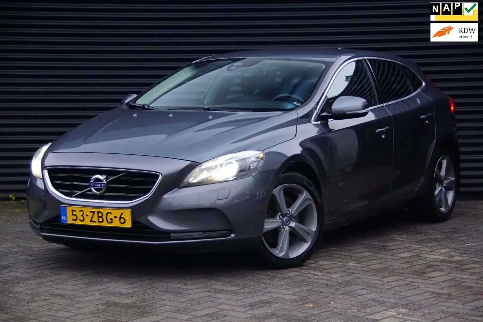 Volvo V40 1.6 T3 Summum | Leder | Xenon | Trekhaak | Camera Grijs - 1