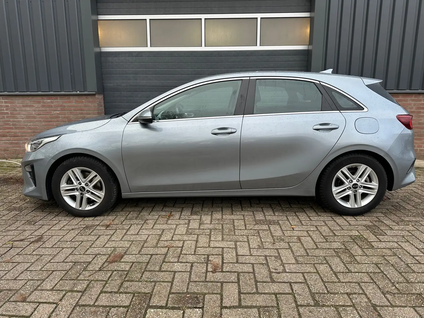 Kia Ceed / cee'd 1.0 T-GDi DynamicLine net voorzien van onderhoud. Gris - 2