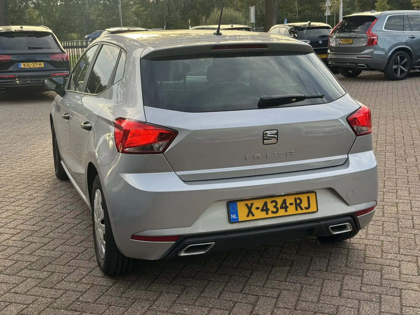 SEAT Ibiza 1.0 MPI Reference / Bluetooth / Airco / Cruise Con Grijs - 2