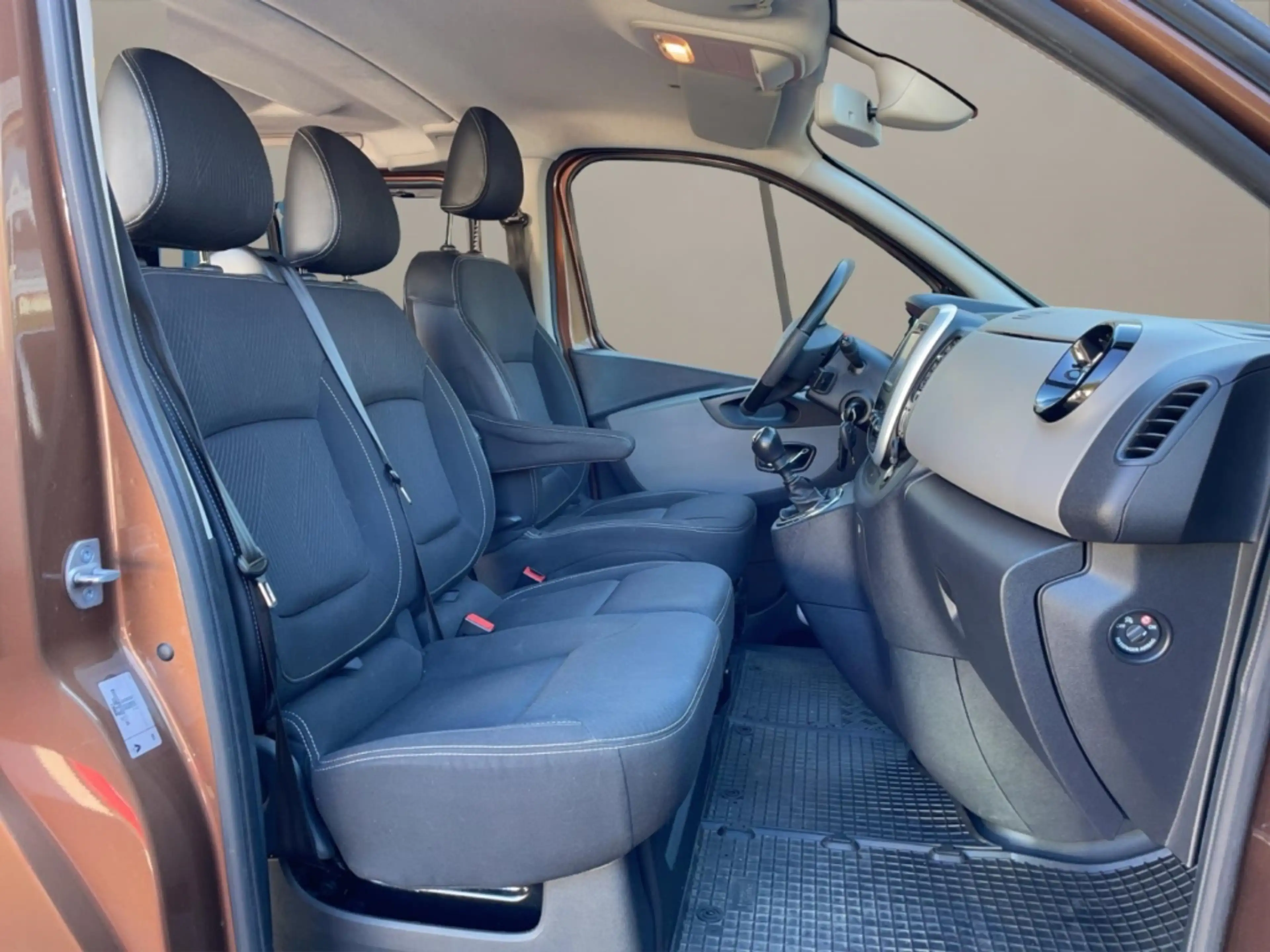 Renault Trafic L2, 9-Sitze,AHK,Navi,R.Kamera,Motor NEU! (bei 65tk — photo 15