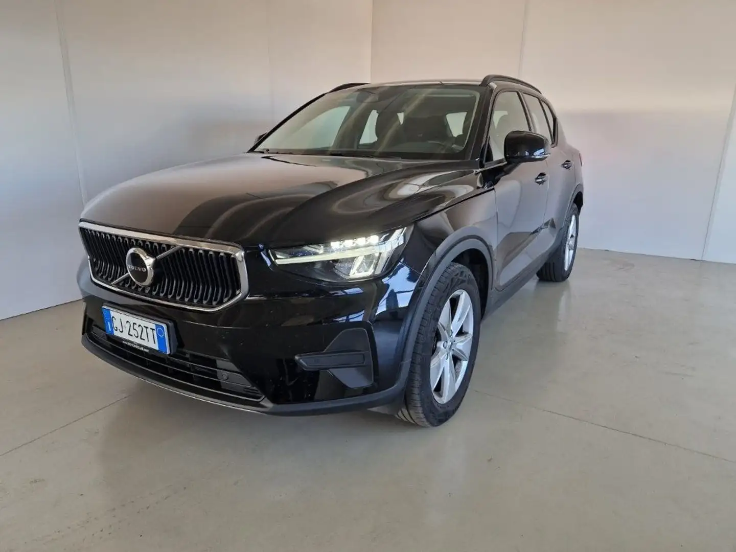 Volvo XC40 T2 automatico momentum Core N1 AUTOCARRO Schwarz - 1