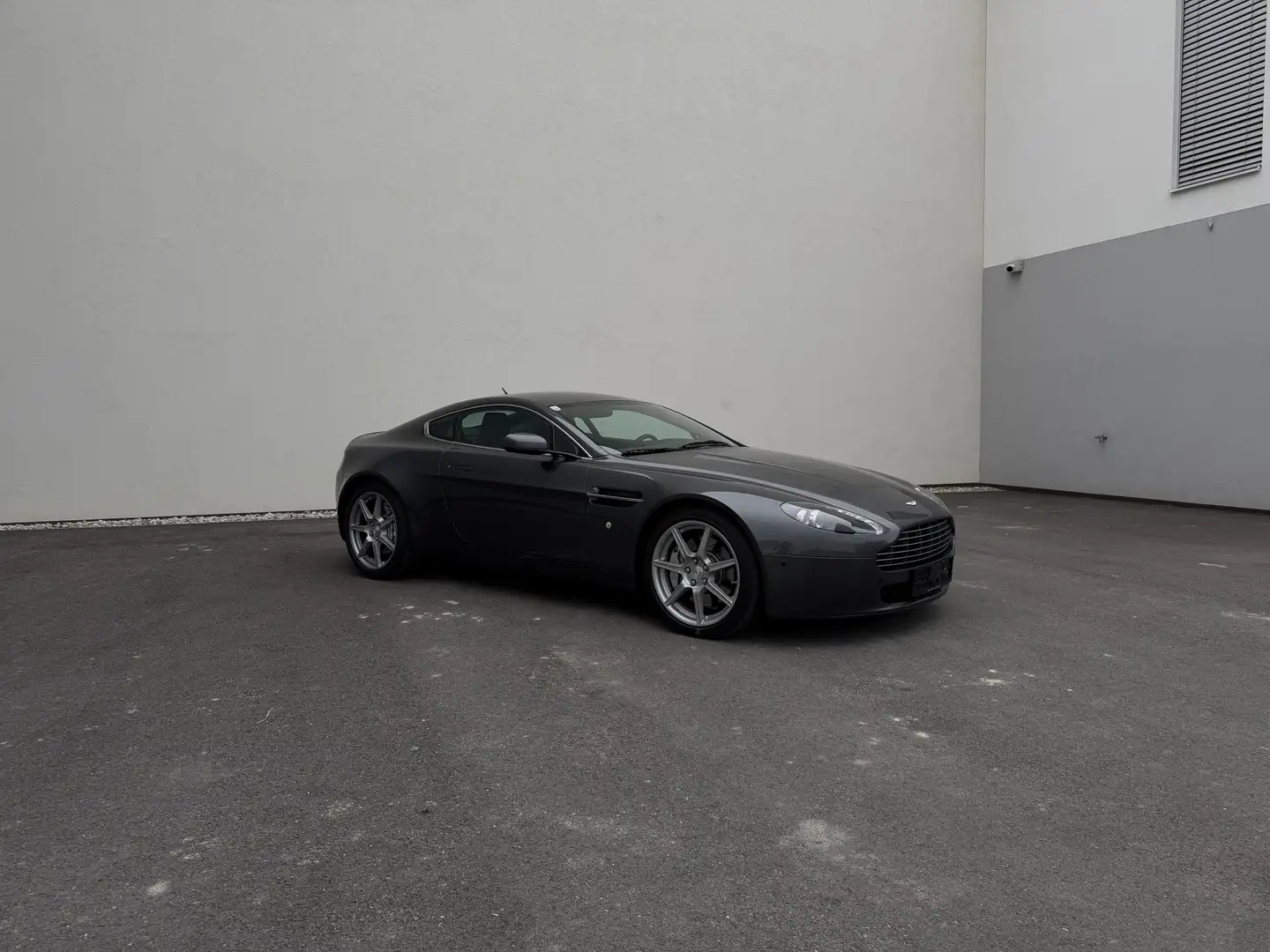 Aston Martin V8 Vantage Sportshift 4.3L Top Zustand | Service Grau - 2