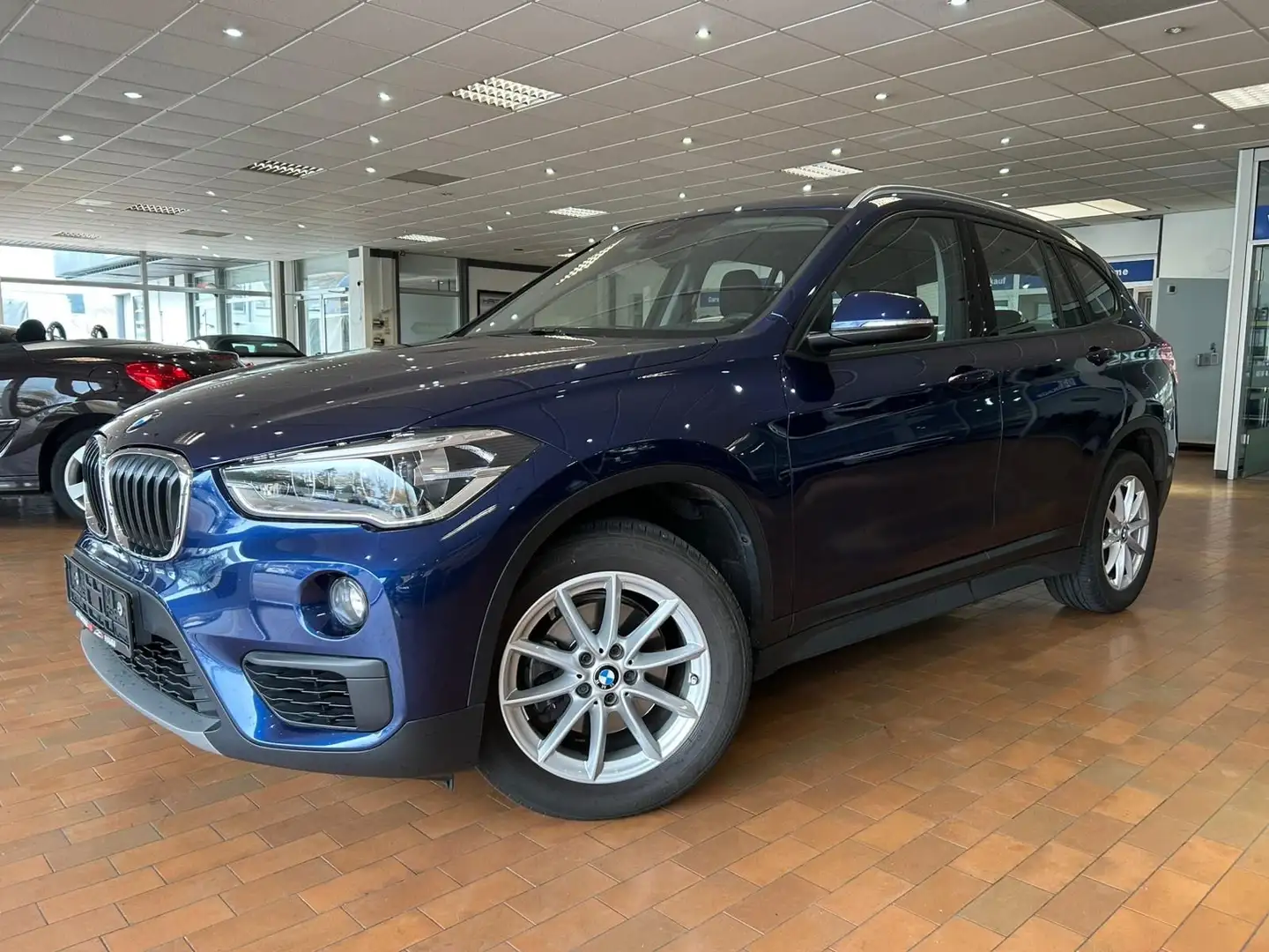 BMW X1 sDrive 18 i Advantage Blau - 1