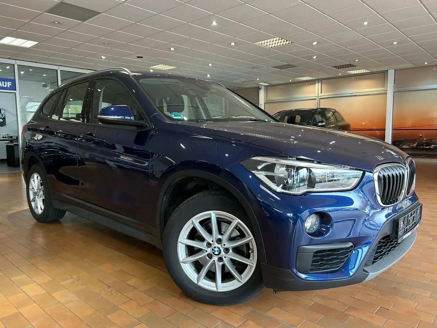 BMW X1 sDrive 18 i Advantage Blau - 2