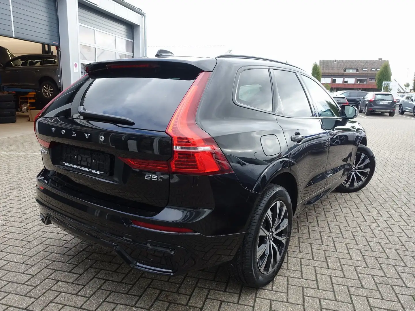Volvo XC60 Plus Dark B5 AWD Mild-Hybrid PANO/360°KAMER Schwarz - 2