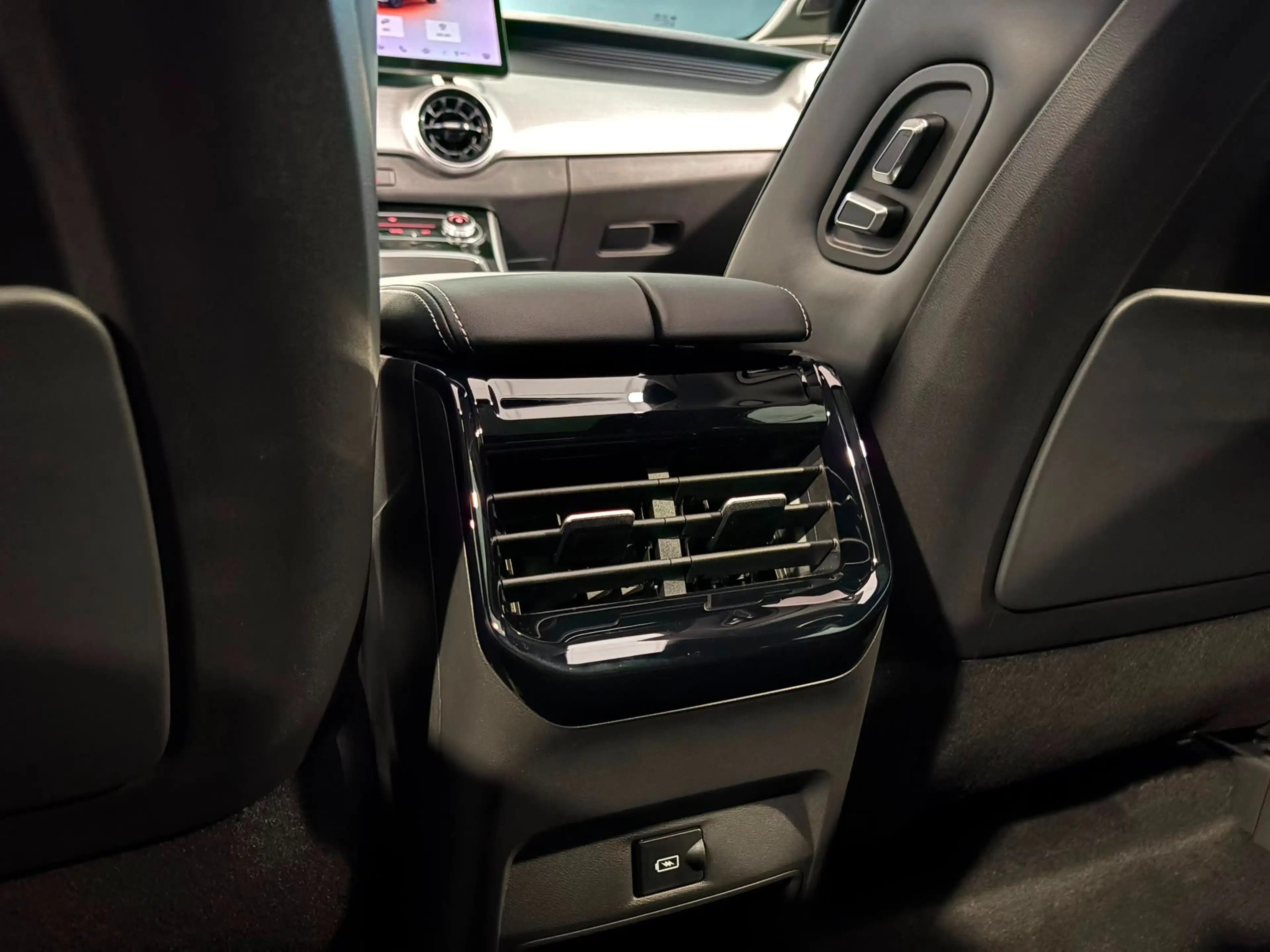 Forthing T5 Evo Friday REEV — photo 15