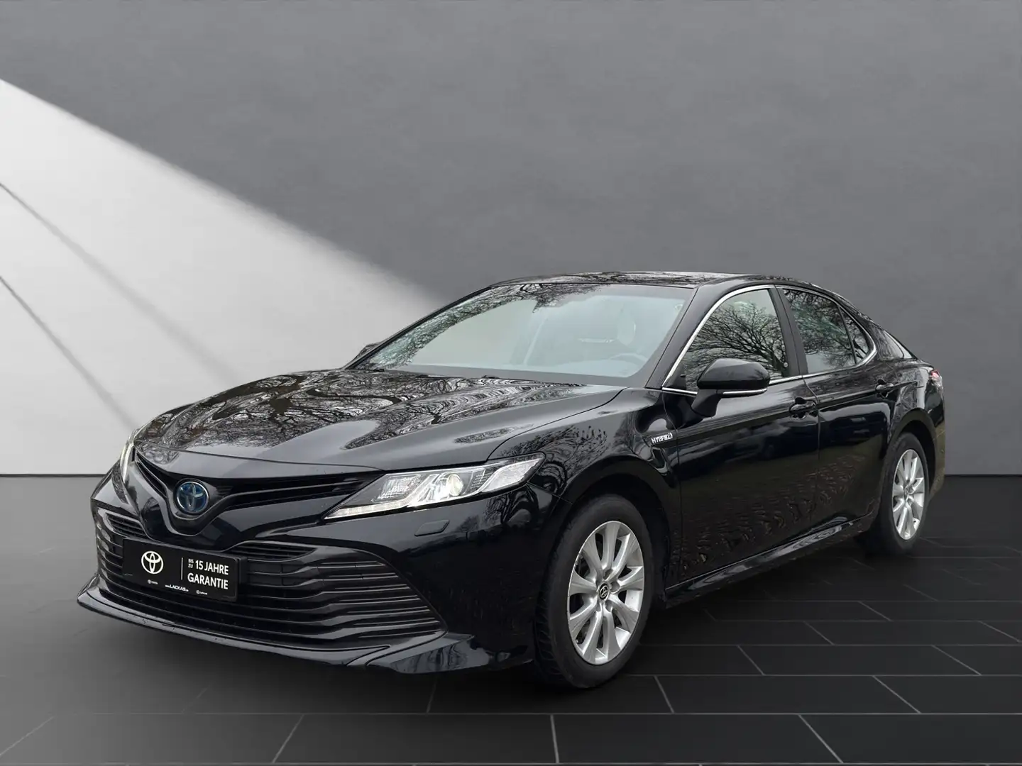 Toyota Camry Schwarz - 1