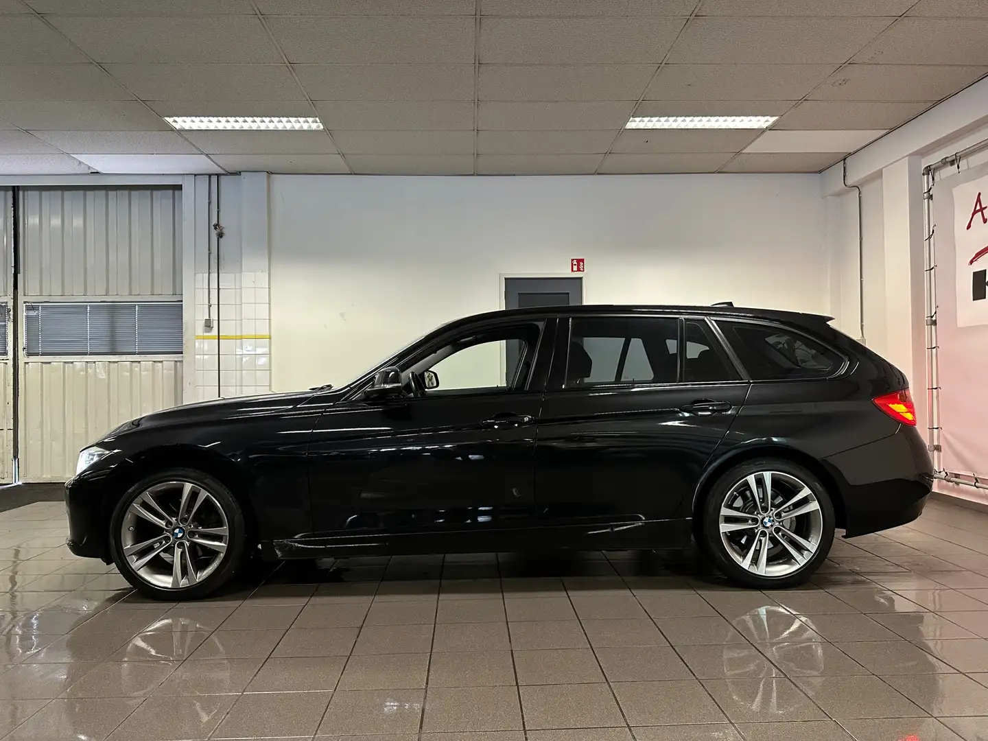 BMW 320 3-serie Touring 320i Executive Sport * Navigatie / Zwart - 2