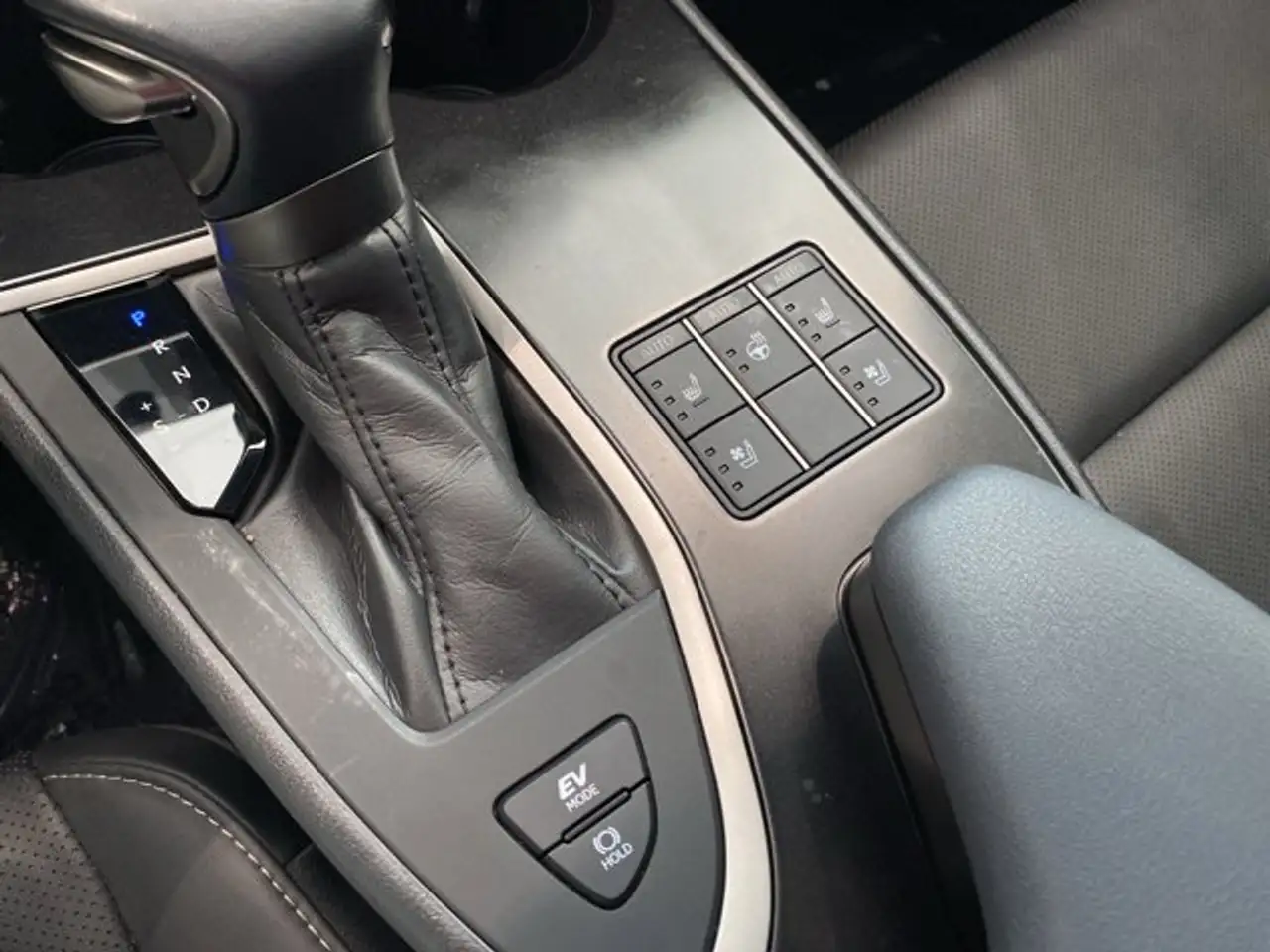 Lexus UX снимка Lexus UX