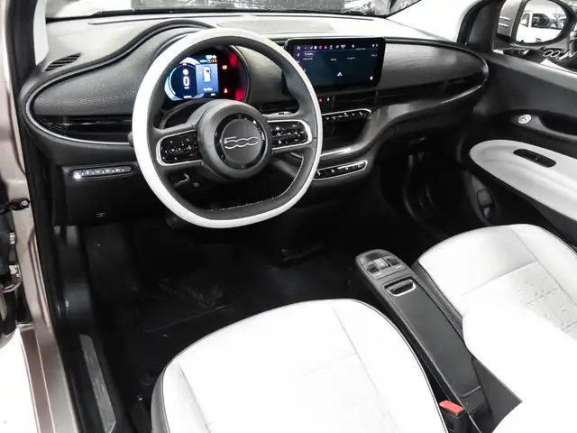 Fiat 500e view 4