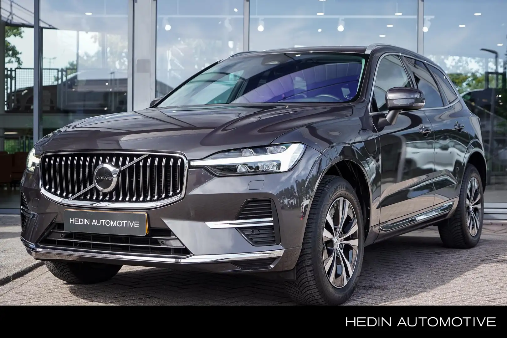 Volvo XC60 2.0 T6 Plug-in hybrid AWD Core Bright | 2.250 kg t Grijs - 1