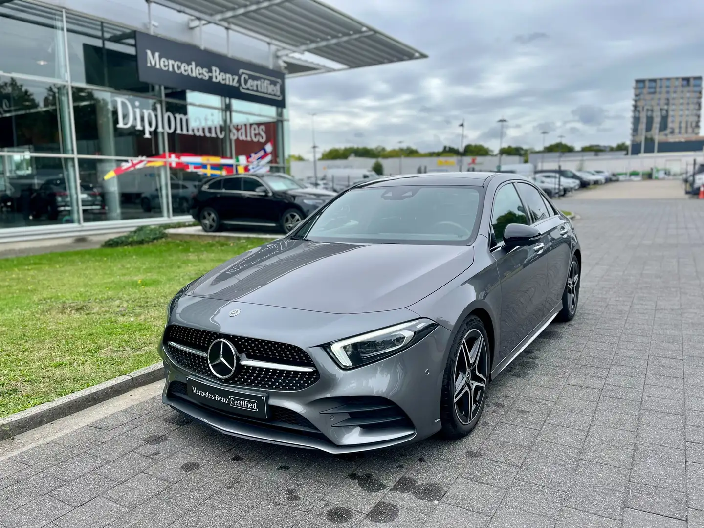 Mercedes-Benz A 180 A Sedan 180 AMG Line Grijs - 1