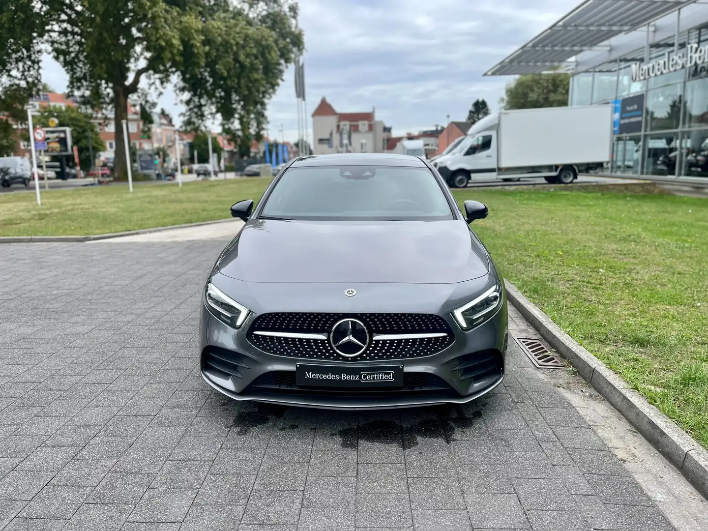 Mercedes-Benz A 180 A Sedan 180 AMG Line Grijs - 2