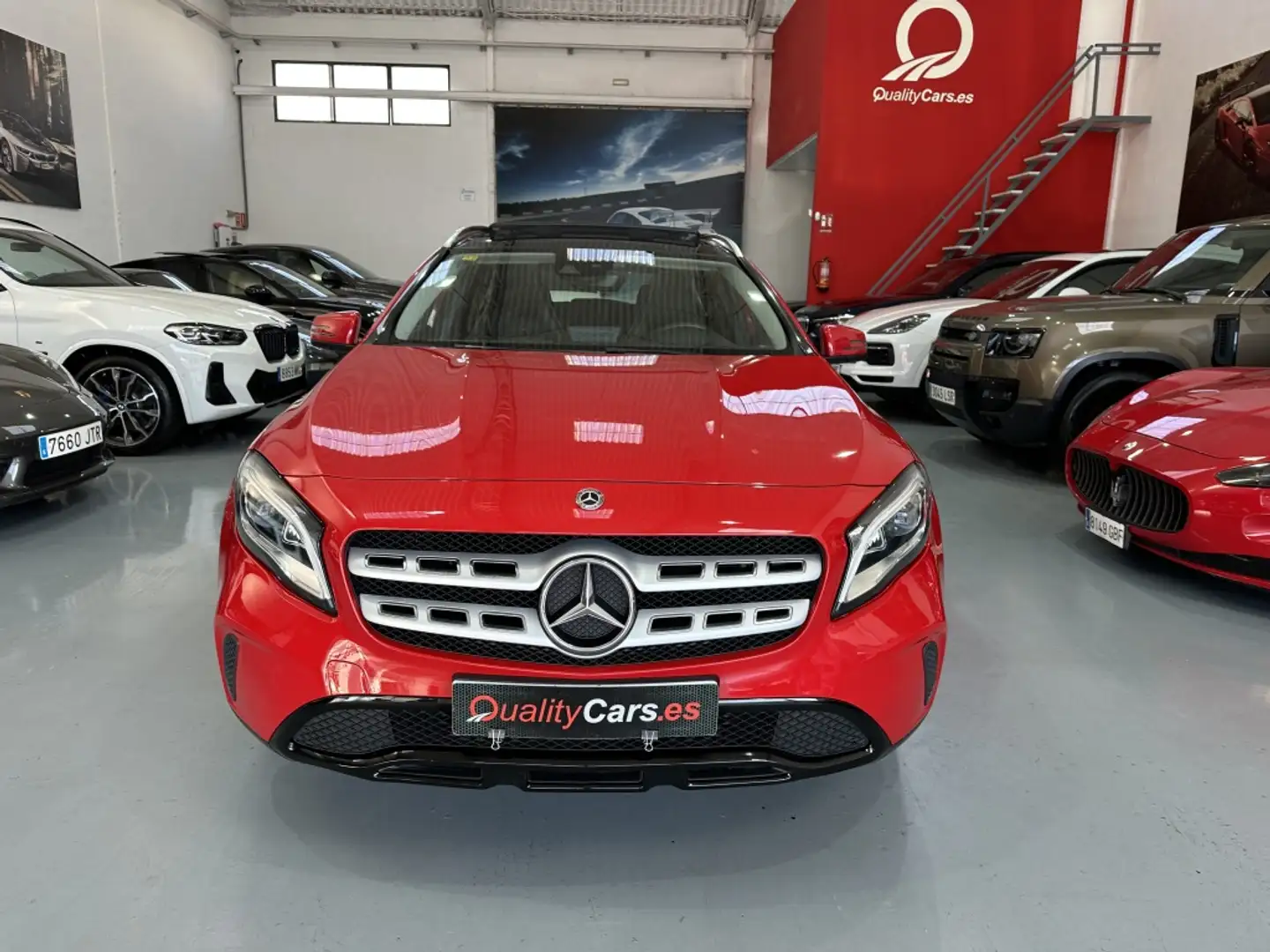 Mercedes-Benz GLA 180 7G-DCT Rojo - 2