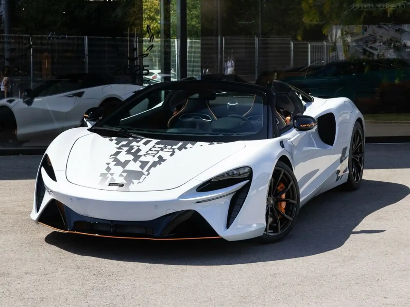 McLaren Artura Artura Spider / 1000GP / 1 of 3 / MSO Cirrus Grey Grau - 2