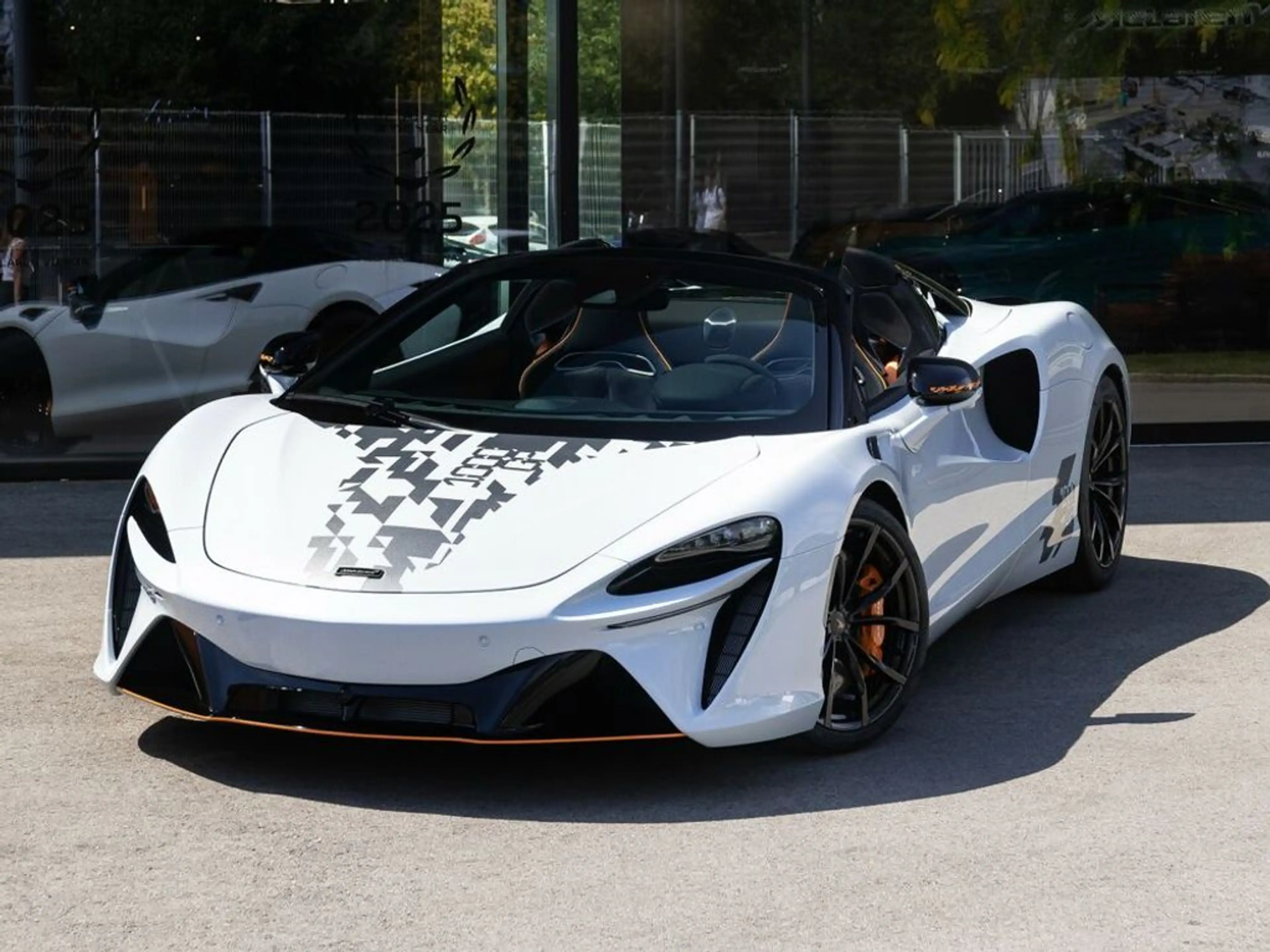 McLaren Artura Artura Spider / 1000GP / 1 of 3 / MSO Cirrus Grey — photo 2