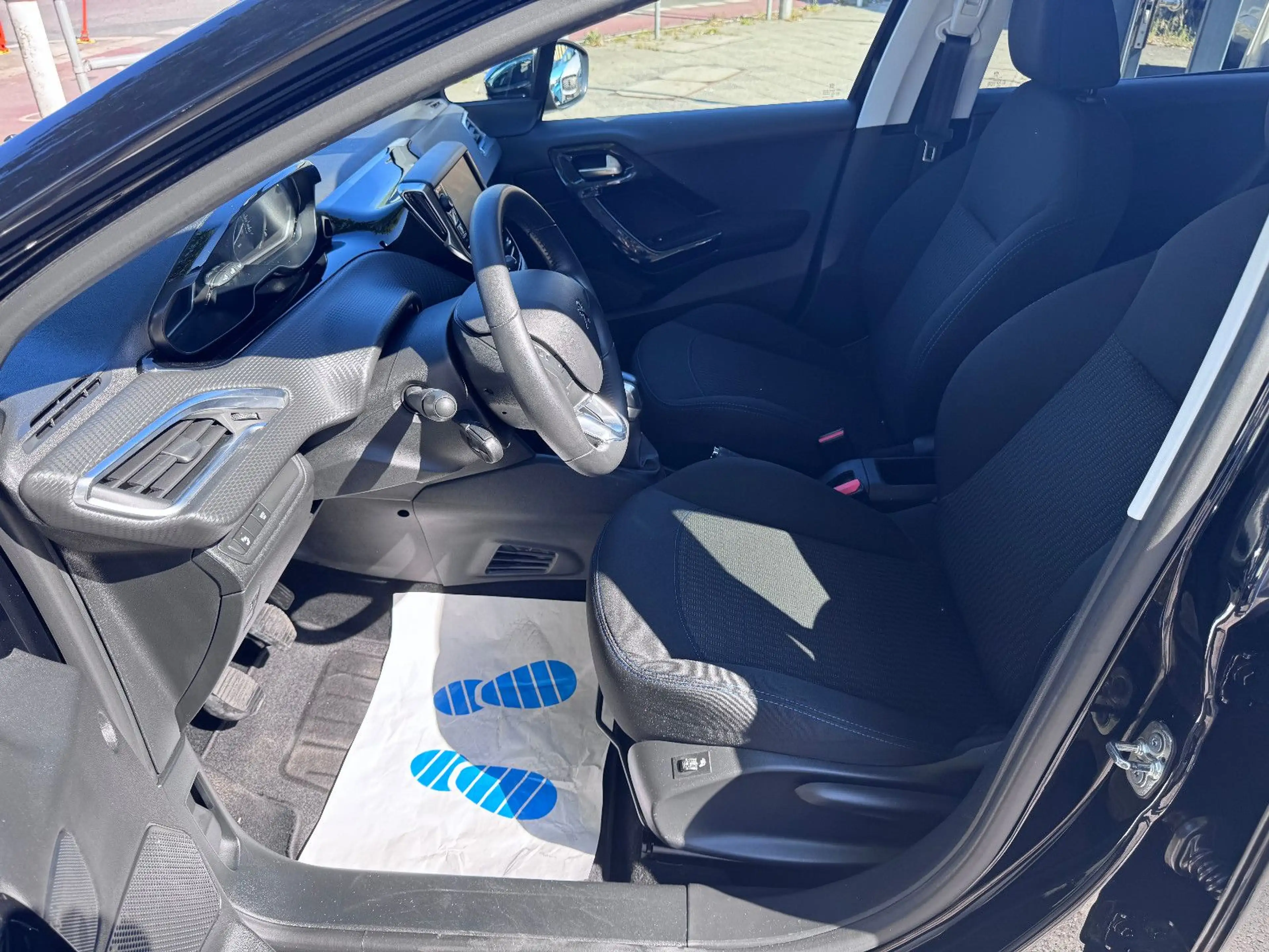 Peugeot 208 Signature*PDC*SHZG*TÜV NEU* — photo 11