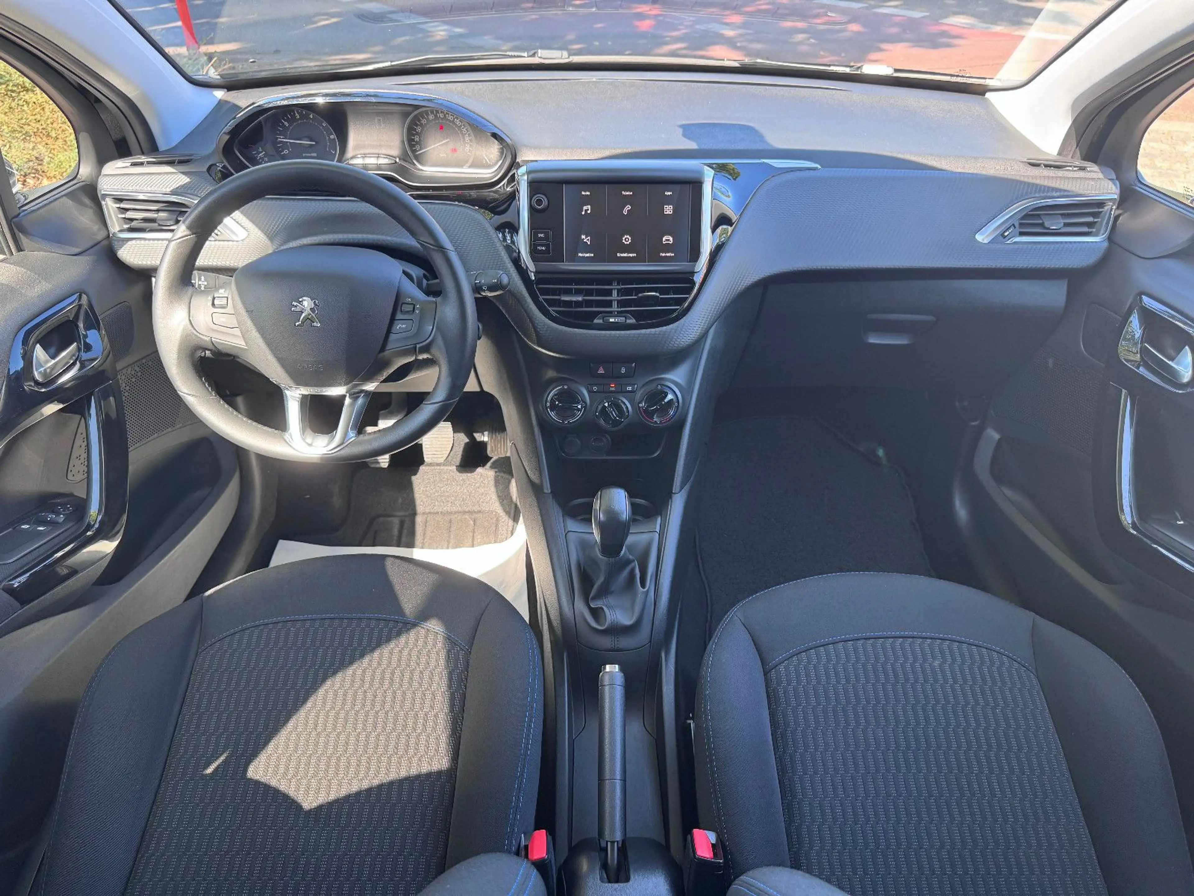 Peugeot 208 Signature*PDC*SHZG*TÜV NEU* — photo 15