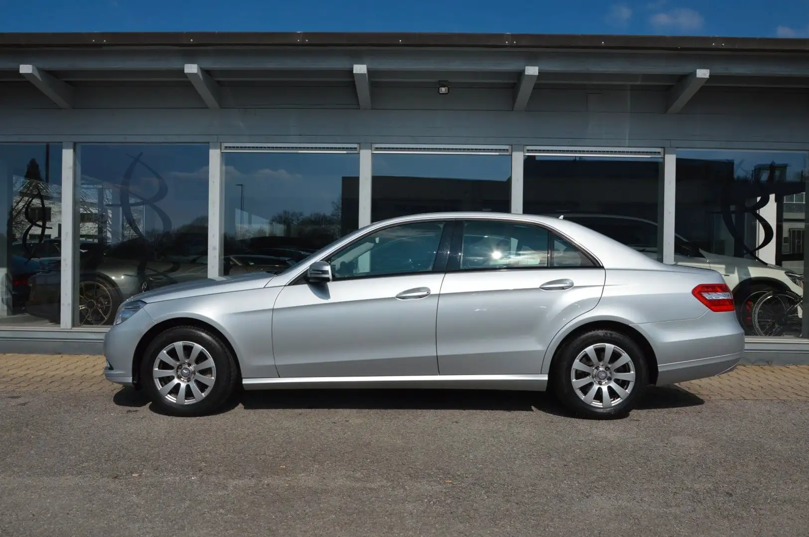 Mercedes-Benz E 200 CGI Limousine*NAVI*PDC*SHZ*TOTWINKEL*AHK* Argento - 2