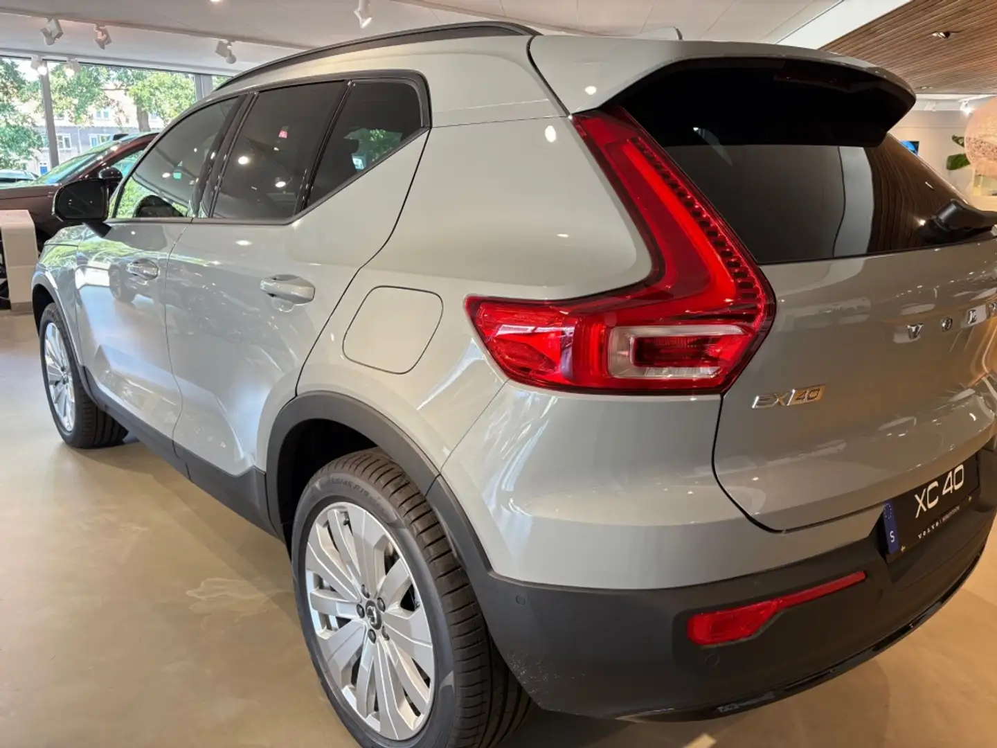 Volvo XC40 Extended Core 82 kWh | NIEUW | 360-camera Grijs - 2
