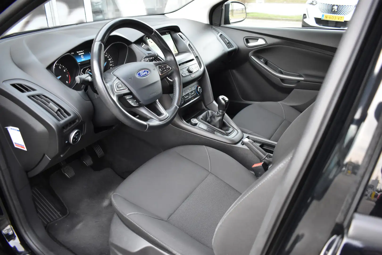 Ford Focus Wagon 1.0 Trend / Airco / 16" LM / Parkeersensoren Zwart - 2