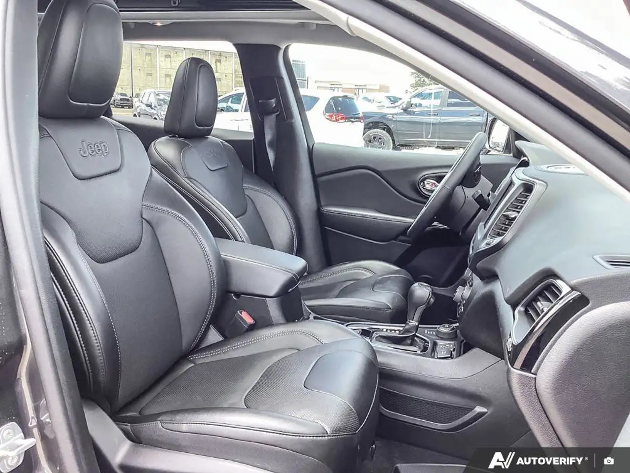 Jeep Cherokee снимка Jeep Cherokee