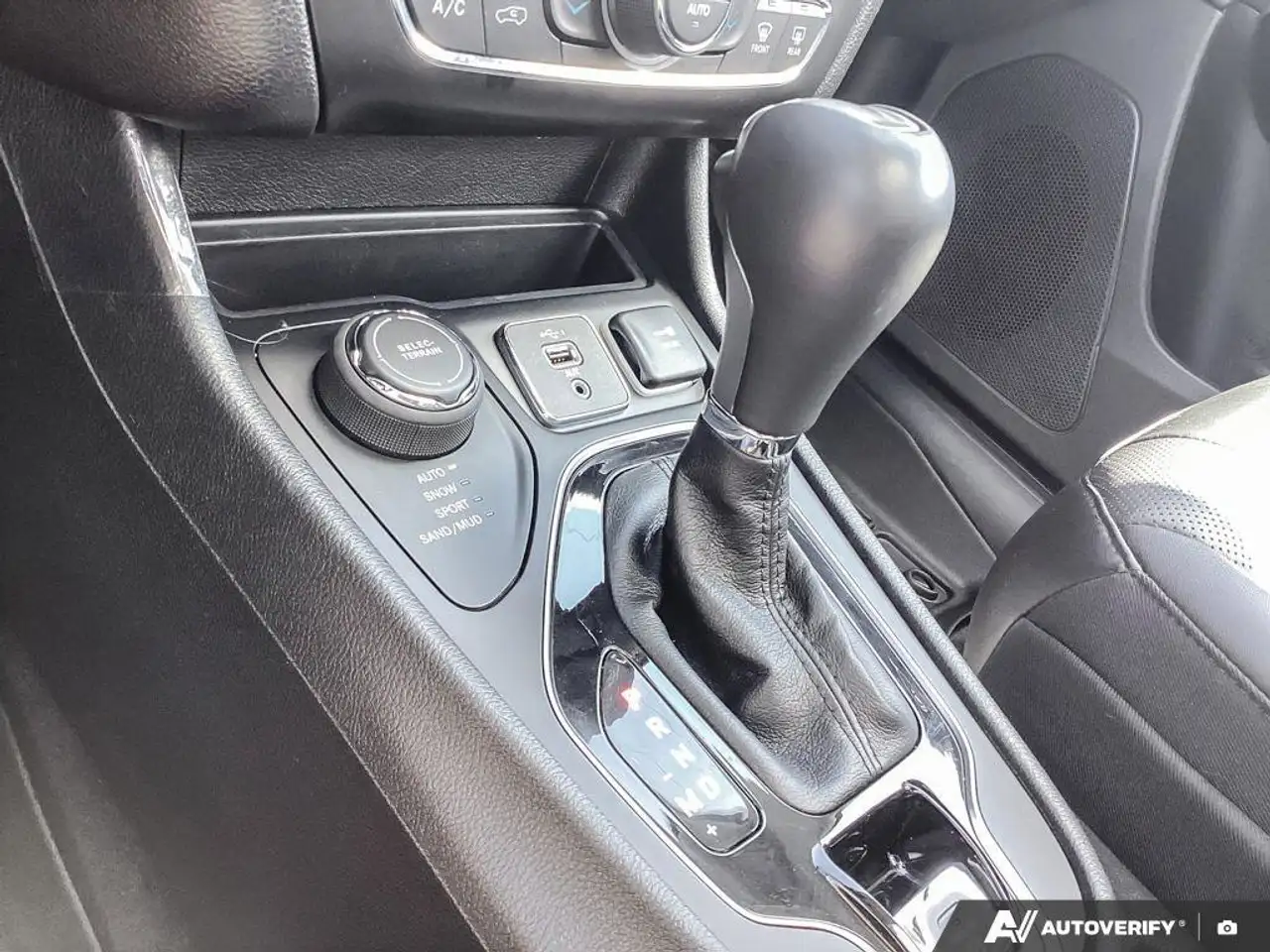 Jeep Cherokee снимка Jeep Cherokee