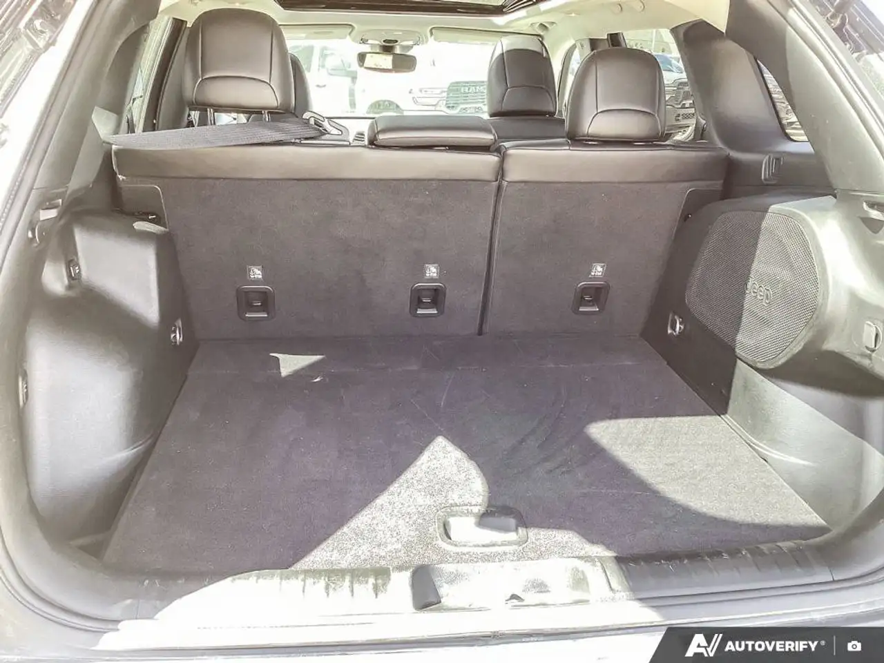 Jeep Cherokee снимка Jeep Cherokee