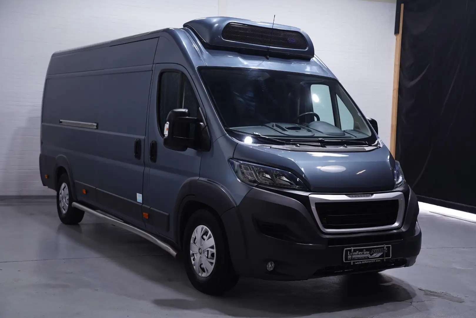 Peugeot Boxer 2.0 BlueHDI 165 pk L4H2 Koel-Vries Auto Dag/Nacht Grau - 2