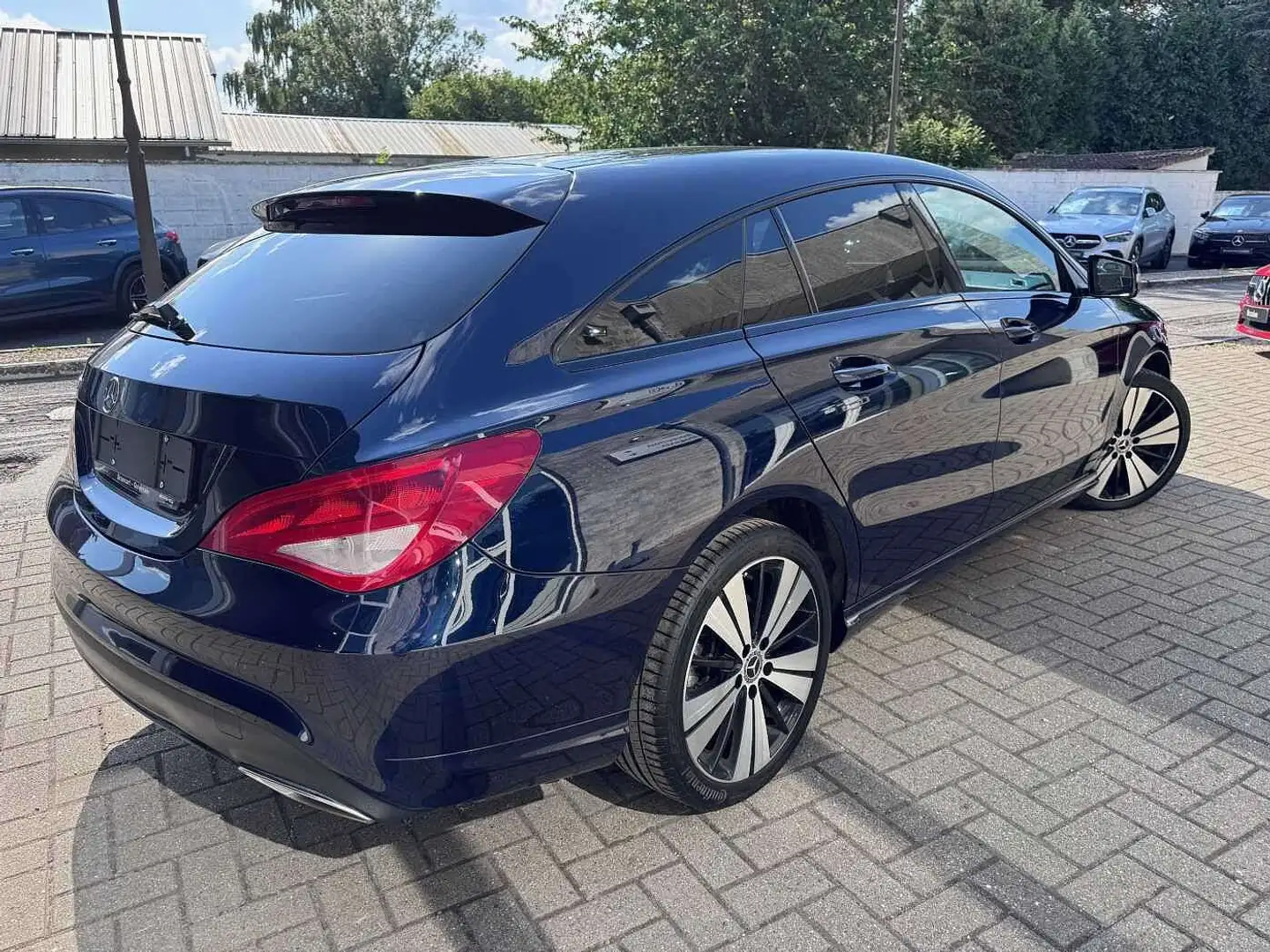 Mercedes-Benz CLA 180 Shooting Brake Urban Bleu - 2