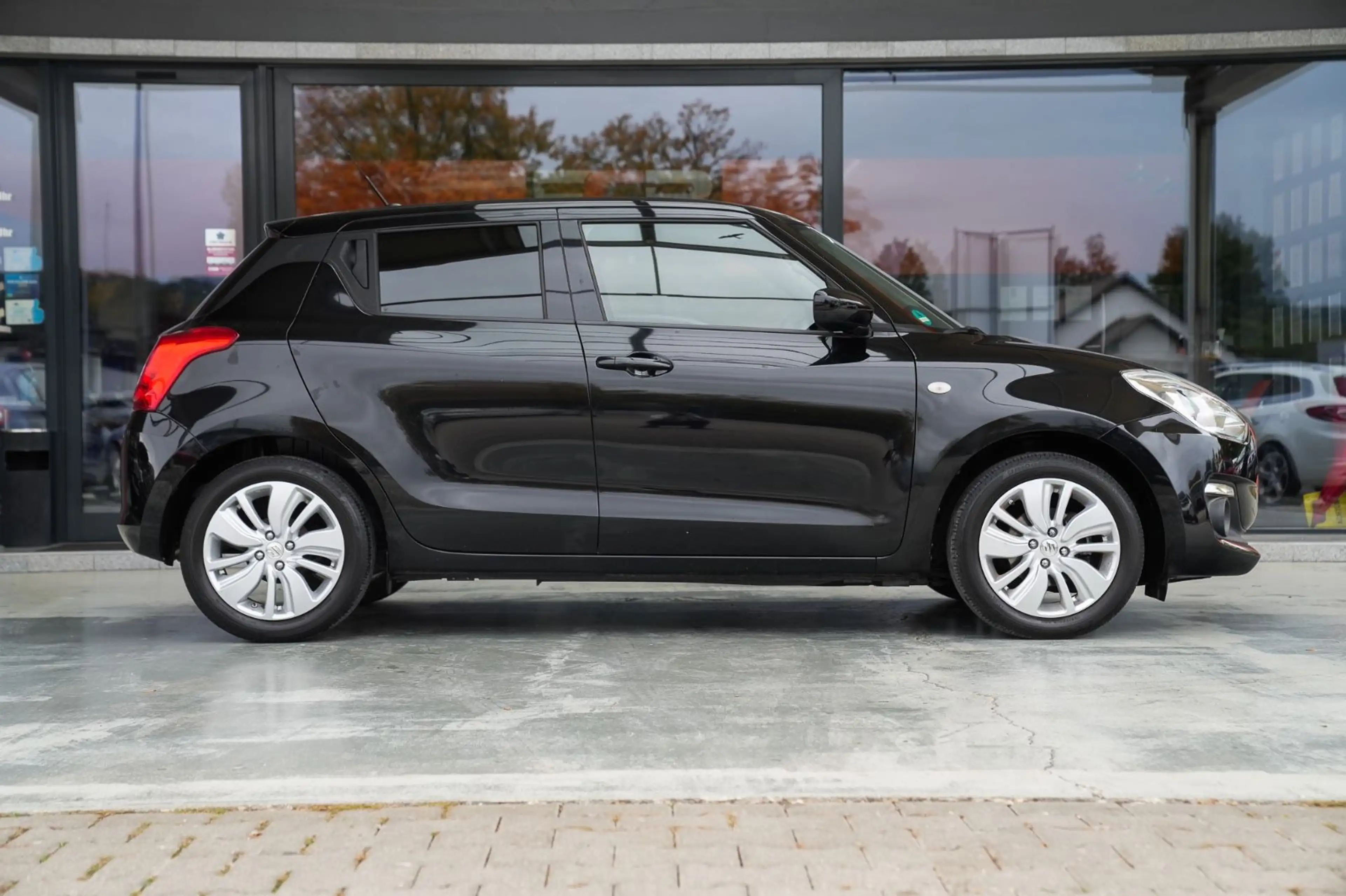 Suzuki Swift Basic *1.Hand/SHZ/Klima* — photo 10