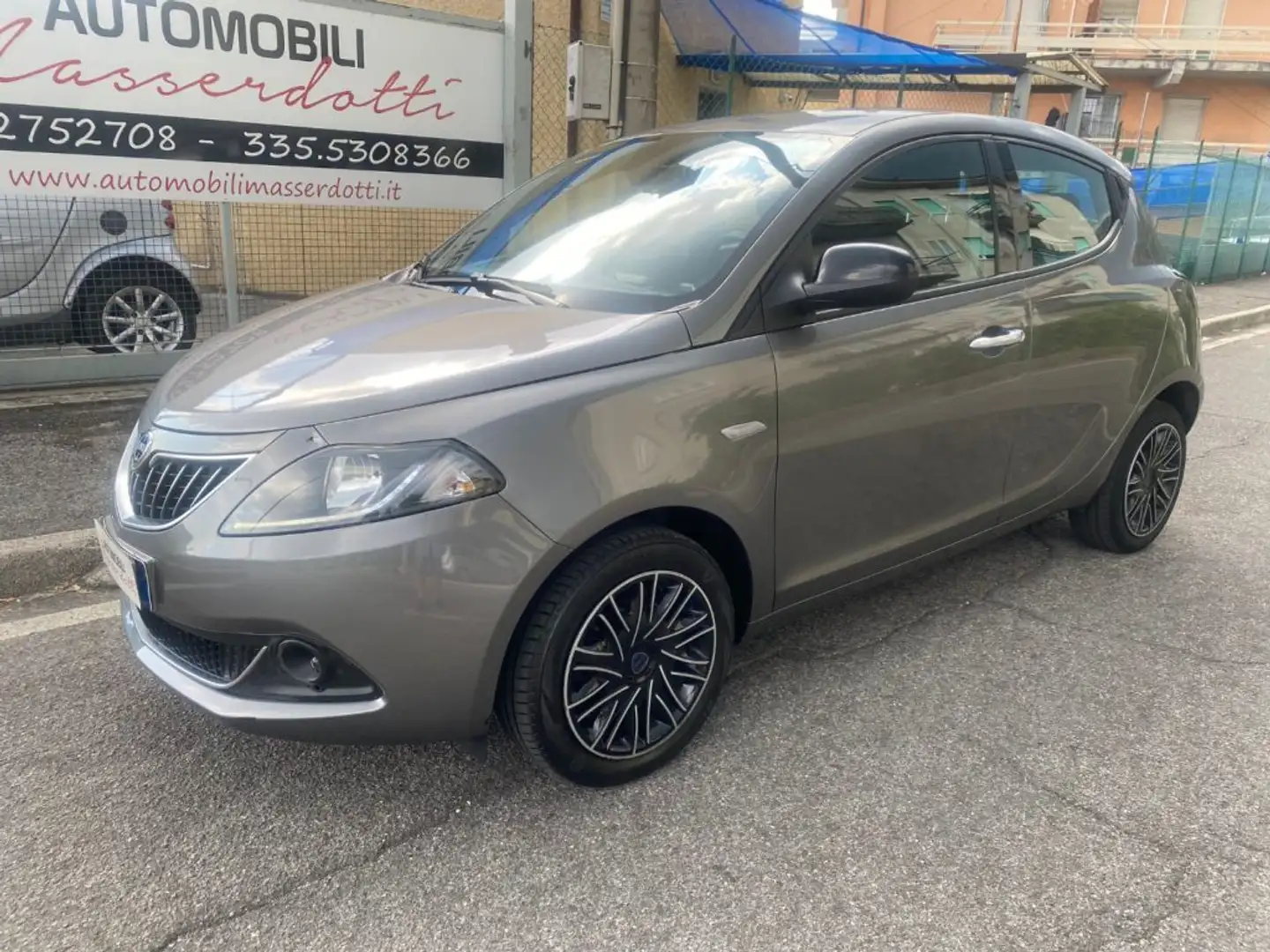 Lancia Ypsilon 1.0 FireFly 5 porte S&S Hybrid Gold Grijs - 1
