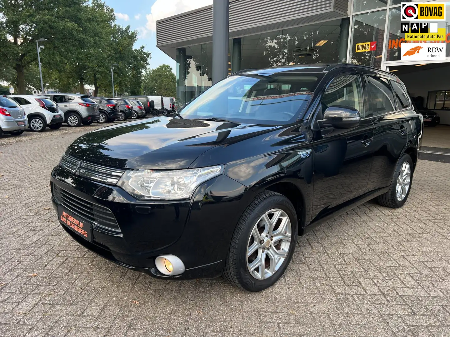 Mitsubishi Outlander 2.0 PHEV Instyle, Navigatie, Leer, trekhaak, clima Noir - 1
