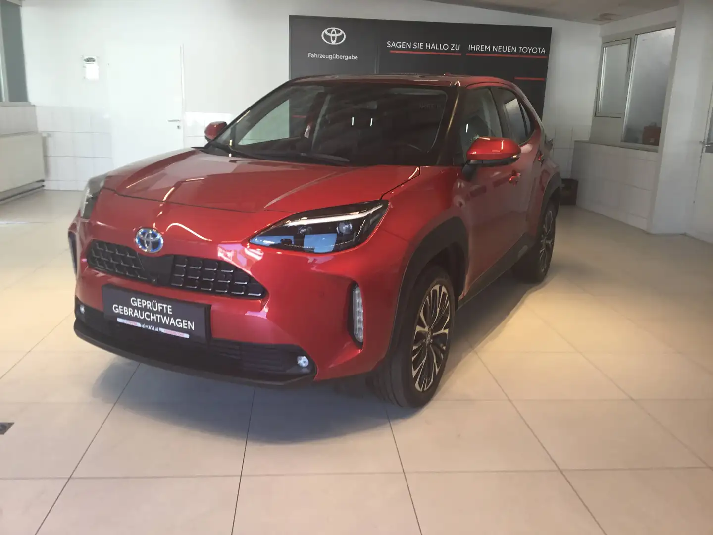 Toyota Yaris Cross 1,5 Hybrid 2WD Elegant Rot - 1