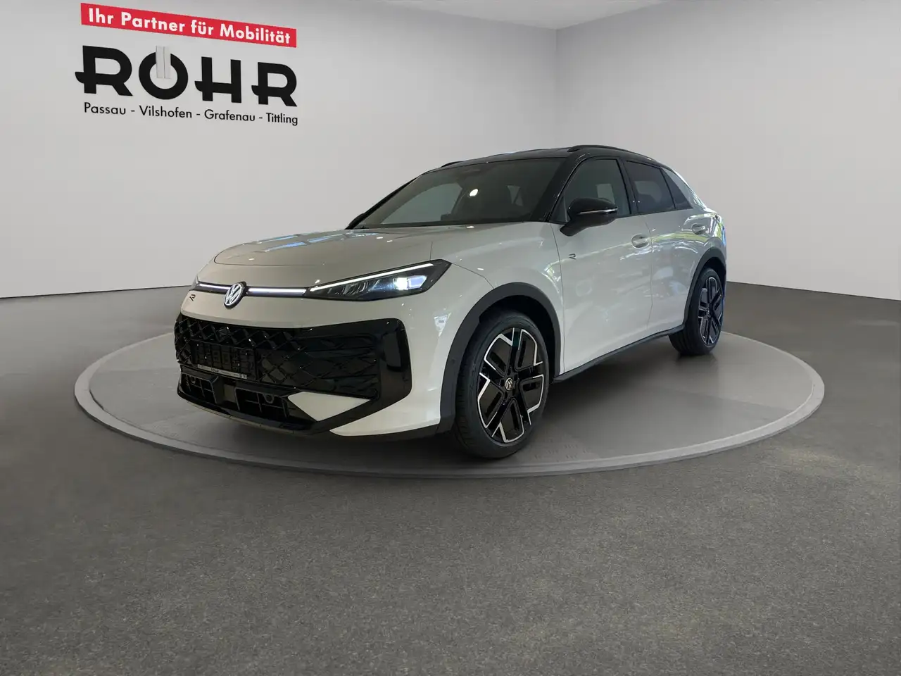 Volkswagen T-Roc R-line 1.5 eTSI Black 360 ACC HUD Kam. LED — photo 1 of 15