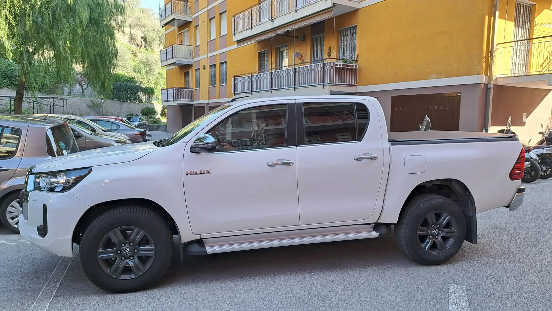 Toyota Hilux Hilux 2.4 d-4d double cab Executive 4wd Белый - 2